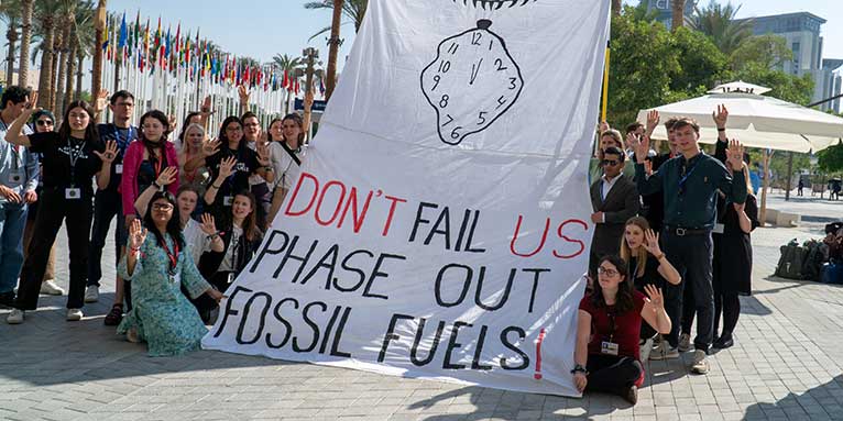 Klima-Aktivist*innen, auch Delegierte unserer Jugendorganisation NAJU, forderten auf der COP28 einen Ausstieg aus den fossilen Energien - Foto: F. König
