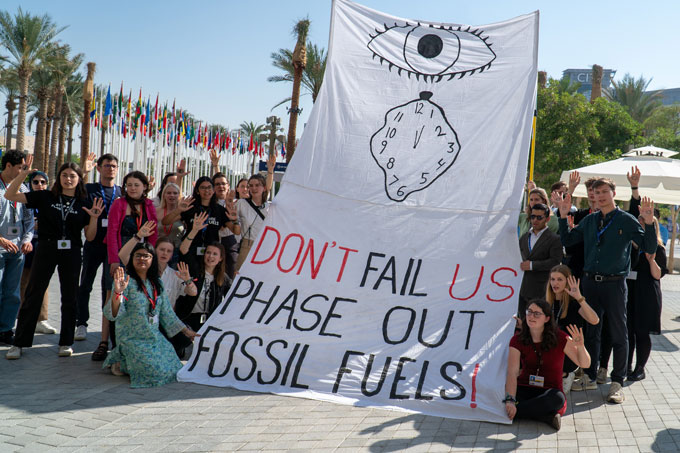 Klima-Aktivist*innen, auch Delegierte unserer Jugendorganisation NAJU, forderten auf der COP28 einen Ausstieg aus den fossilen Energien - Foto: F. König