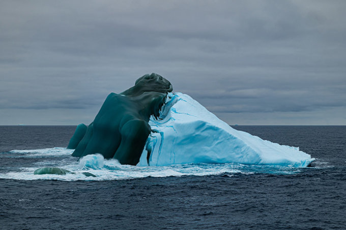  Ein schwimmender, umgedrehter Eisberg in der Antarktis - Foto: David Menzel/Climate Visuals
