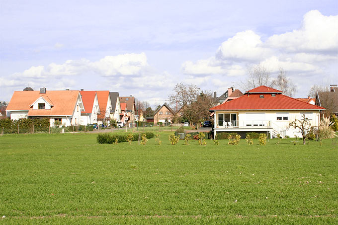 Einfamilienhäuser am Ortsrand - Foto: Helge May