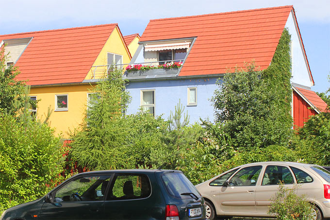 Einfamilienhausbebauung und Anwohnerparkplatz - Foto: Helge May