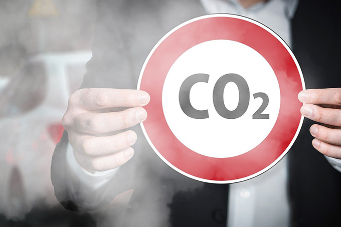Beim Autofahren wird der CO₂-Preis direkt an die Endkund*innen durchgereicht - Foto: Pixabay/Gerd Altmann