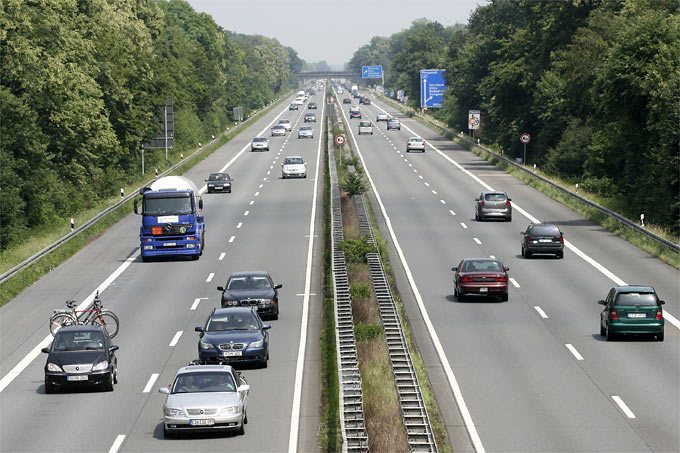 Ein allgemeines Tempolimit ist eine einfache Maßnahme, um den Schadstoffausstoß auf den Straßen zu reduzieren. - Foto: Helge May