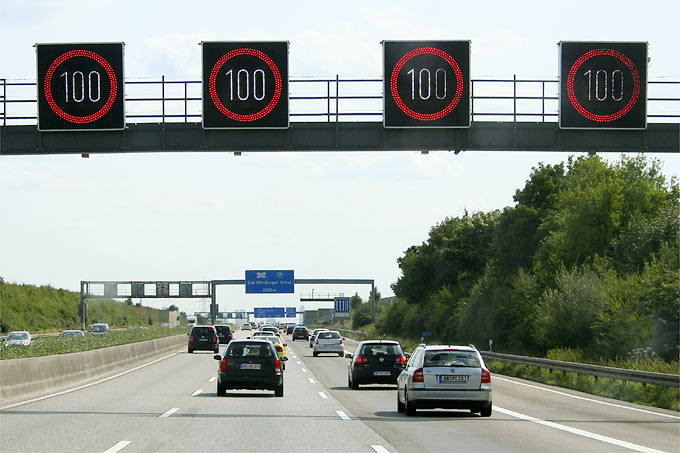 In vielen Bereichen sinken die Emissionen, im Verkehr stagnieren sie. Ein Tempolimit könnte dem schnell und einfach entgegenwirken. - Foto: Helge May