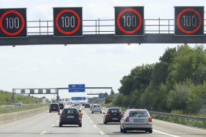 Automatische Geschwindigkeitsbegrenzung auf der A5 nördlich des Bad Homburger Kreuzes - Foto: Helge May