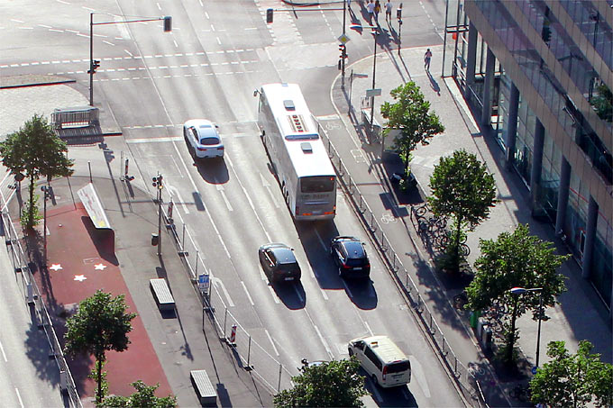 Busspur in Berlin-Mitte - Foto: Helge May