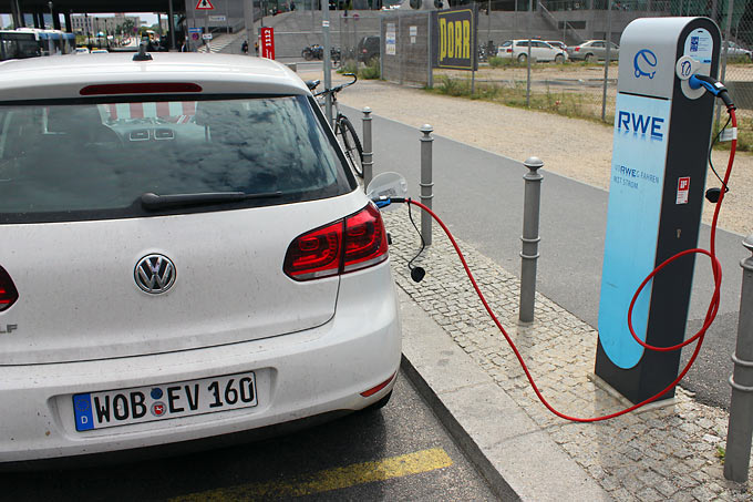 Hier gibt es keine Abgasprobleme: VW Golf blue-e-motion an Elektrotankstelle - Foto: Helge May