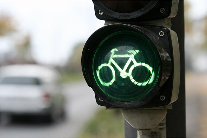 Vorfahrt für Fahrräder ist eine von vielen kleinen Maßnahmen, die den Autoverkehr reduzieren können - Foto: NABU/Helge May