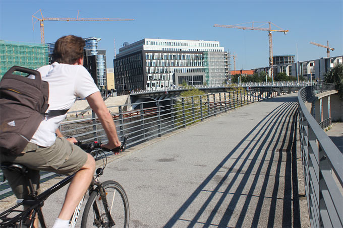 Велосипедист на берегу Шпрее в центре Берлина – Фото: Хельге Май