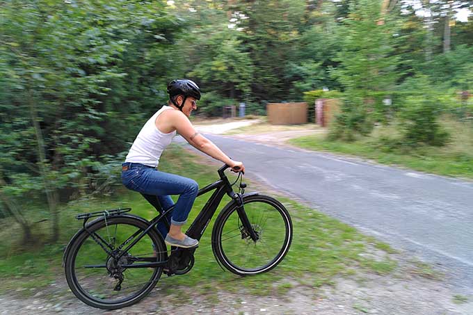 Katharina Muhle radeltmit ihrem E-Bike 150 bis 200 Kilometer in der Woche  - Foto: NABU/A.-K. Marr