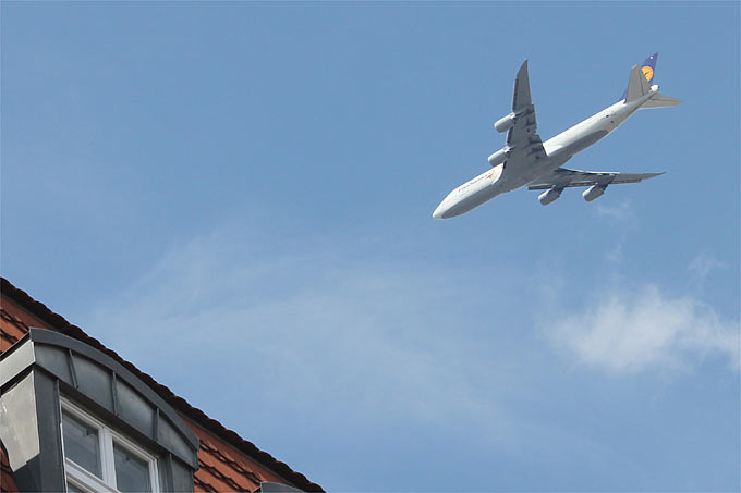 Flugzeug (Boeing 747) über Wohngebiet - Foto: Helge May