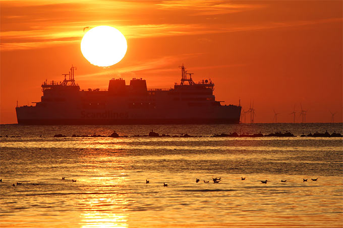 Sonnenaufgang mit Ostseefähre - Foto: Frank Derer