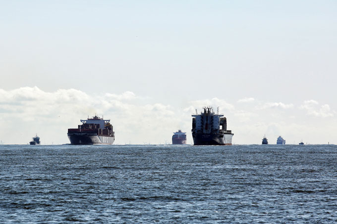 Schiffe auf der Außenelbe bei Neuwerk - Foto: NABU/Volker Gehrmann 