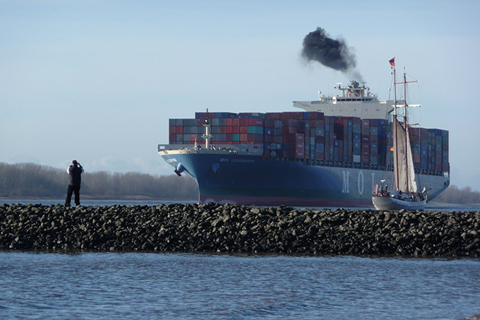 Ein Containerschiff bei Wittenbergen/Hamburg - Foto: NABU/Andrea Henning-Andresen