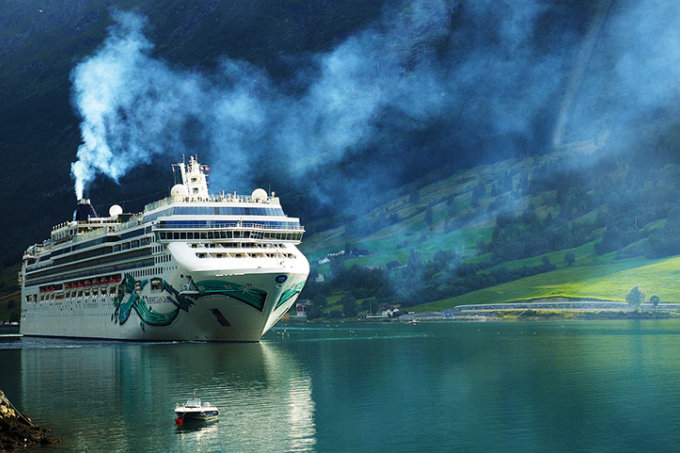 Kreuzfahrtschiff in einem Fjord in Norwegen - Foto: Angelica Lambertin